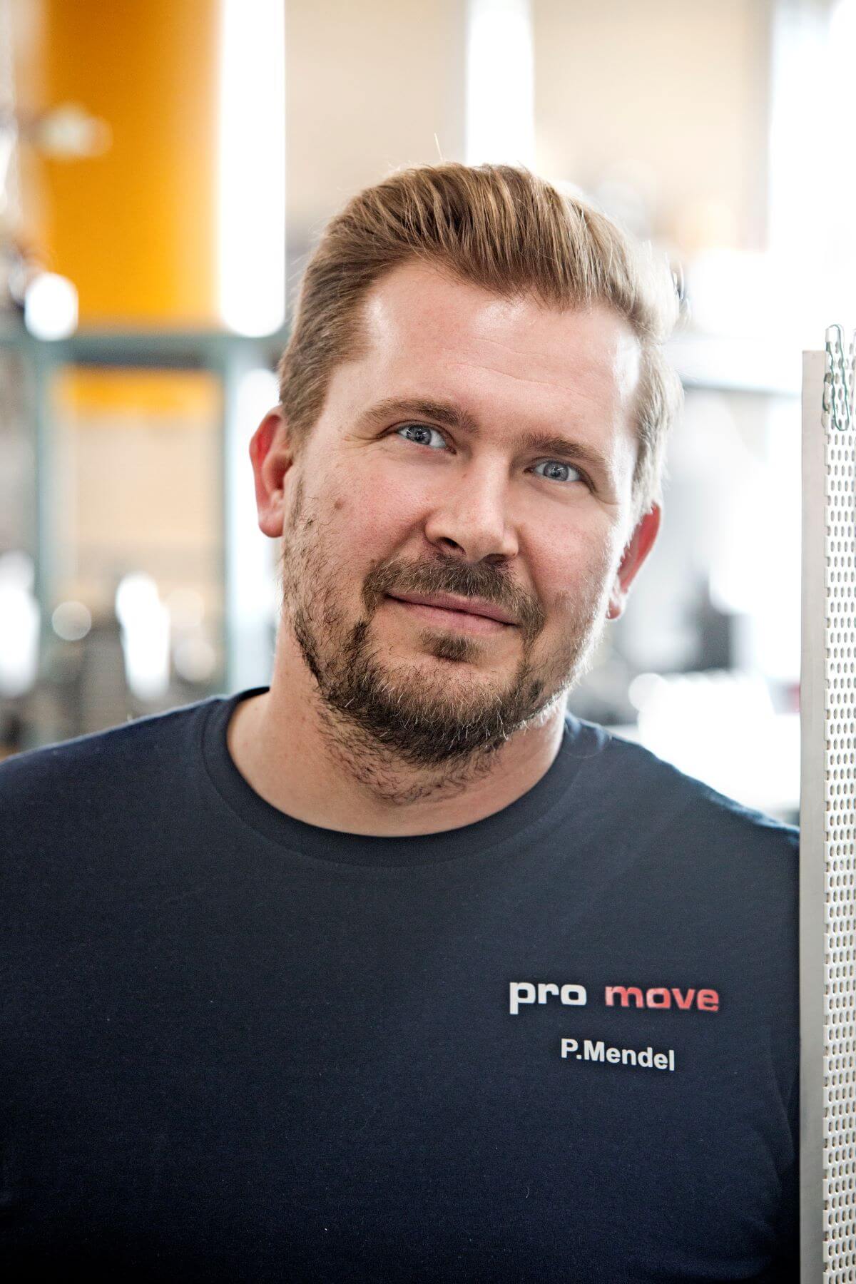 Produktionsleitung der pro move GmbH für effiziente und sichere Fertigungsprozesse